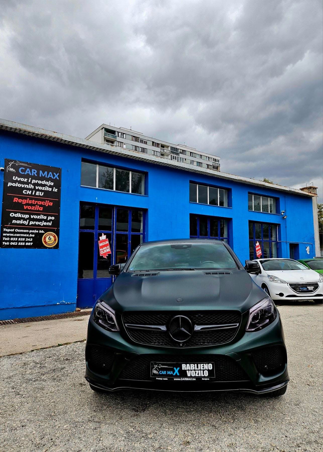 Mercedes ispred plave zgrade Car Maxa sa natpisom